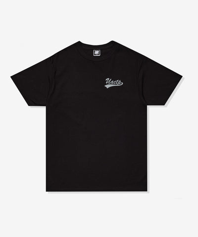 SU26 UNDEFEATED SCRIPT S/S TEE
