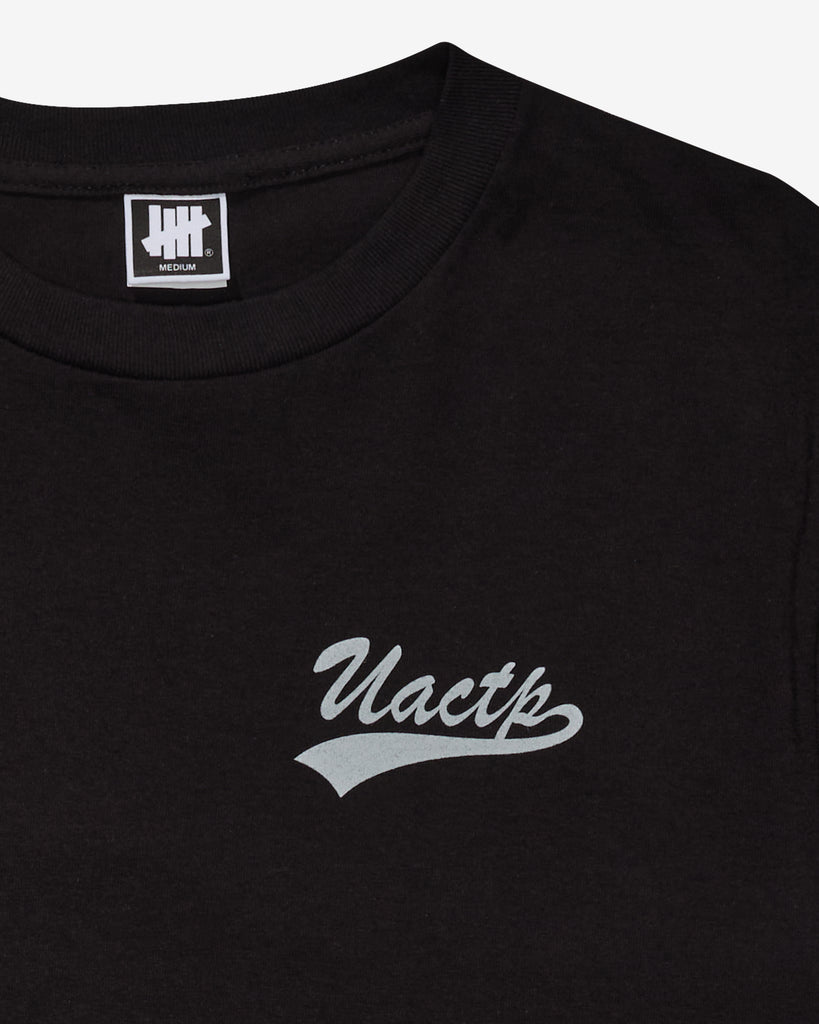 SU26 UNDEFEATED SCRIPT S/S TEE