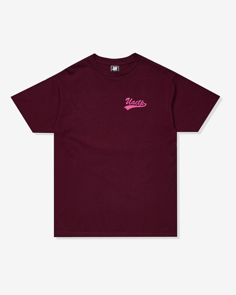 SU26 UNDEFEATED SCRIPT S/S TEE