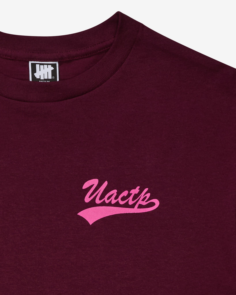 SU26 UNDEFEATED SCRIPT S/S TEE