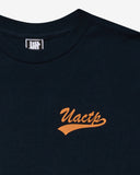 SU26 UNDEFEATED SCRIPT S/S TEE