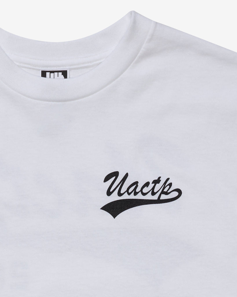 SU26 UNDEFEATED SCRIPT S/S TEE