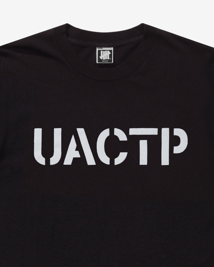 SU26 UNDEFEATED STENCIL S/S TEE