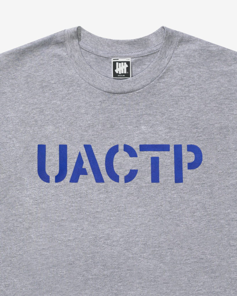 SU26 UNDEFEATED STENCIL S/S TEE