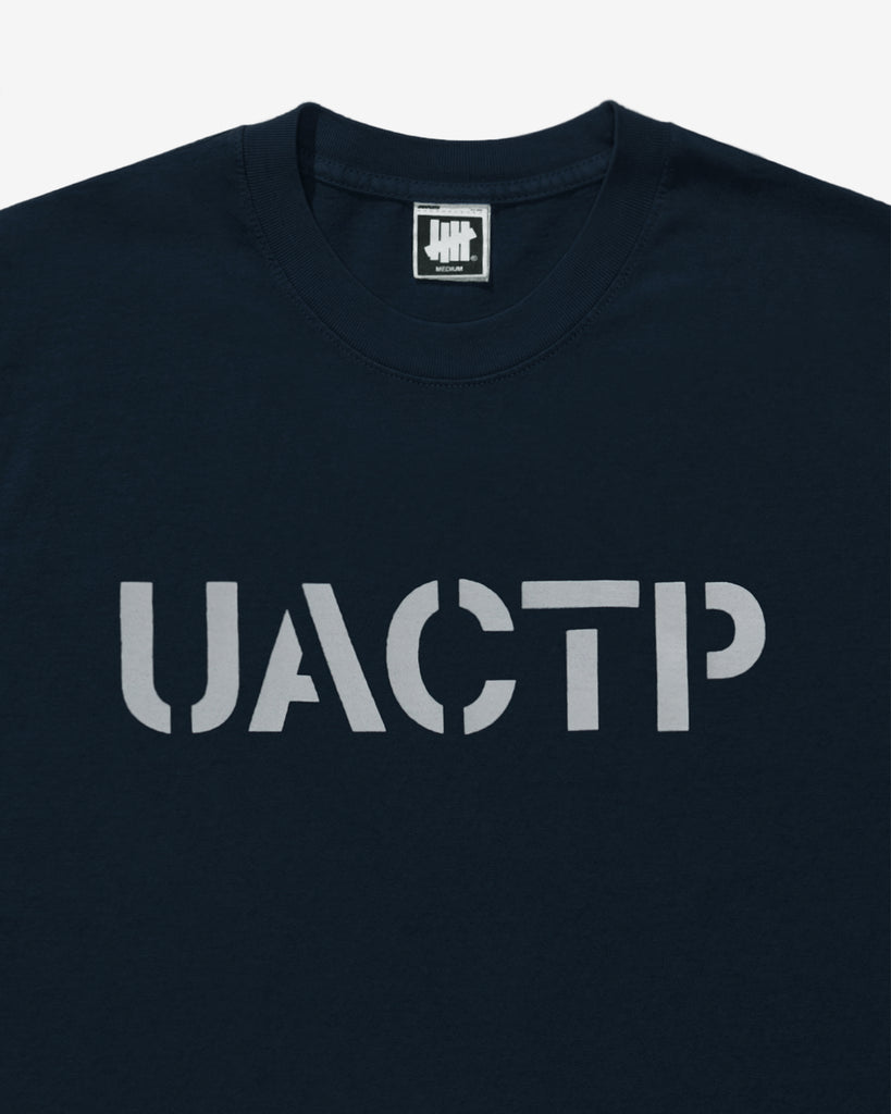 SU26 UNDEFEATED STENCIL S/S TEE