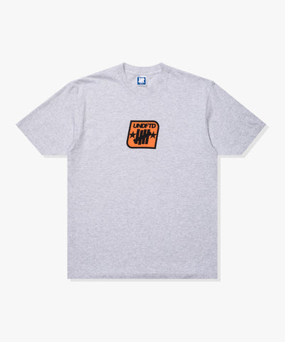 SU26 UNDEFEATED BADGE S/S TEE - HEATHER GREY