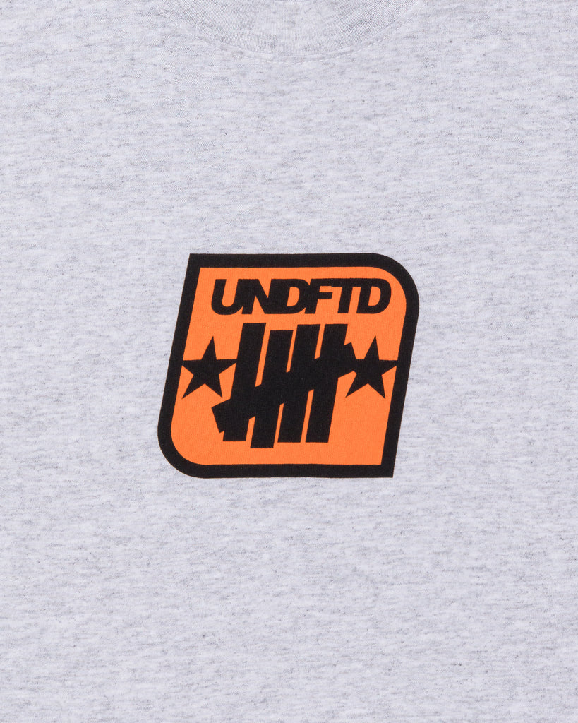SU26 UNDEFEATED BADGE S/S TEE - HEATHER GREY