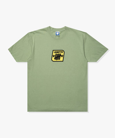 SU26 UNDEFEATED BADGE S/S TEE - SAGE