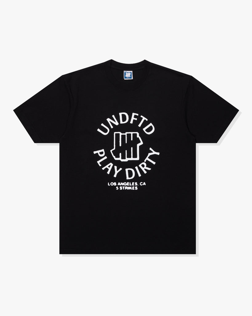 SU26 UNDEFEATED PLAY DIRTY S/S TEE - BLACK