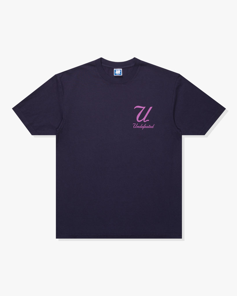 SU26 UNDEFEATED SCRIPT S/S TEE - NAVY