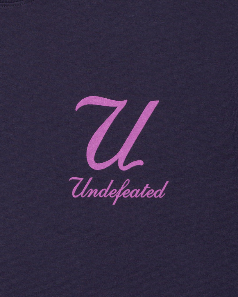 SU26 UNDEFEATED SCRIPT S/S TEE - NAVY