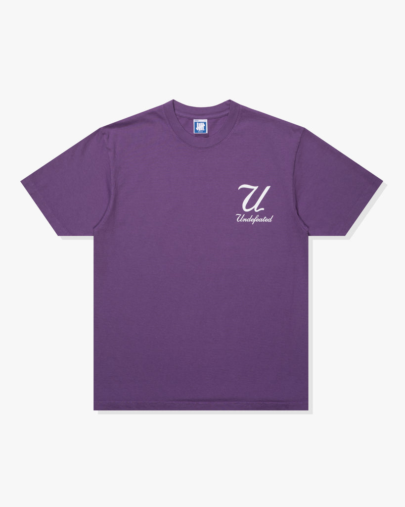 SU26 UNDEFEATED SCRIPT S/S TEE - PURPLE