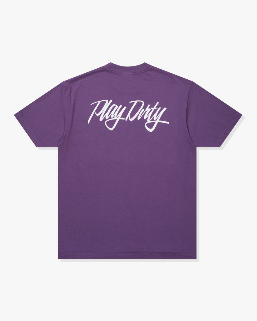 SU26 UNDEFEATED SCRIPT S/S TEE - PURPLE