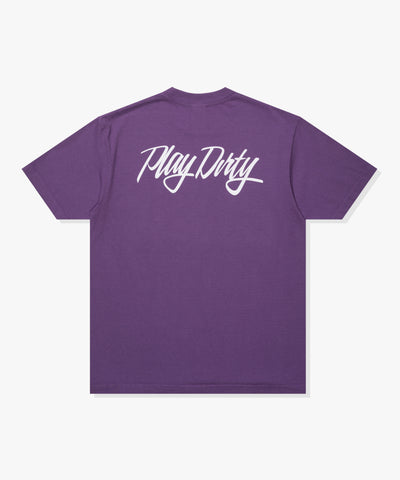 SU26 UNDEFEATED SCRIPT S/S TEE - PURPLE