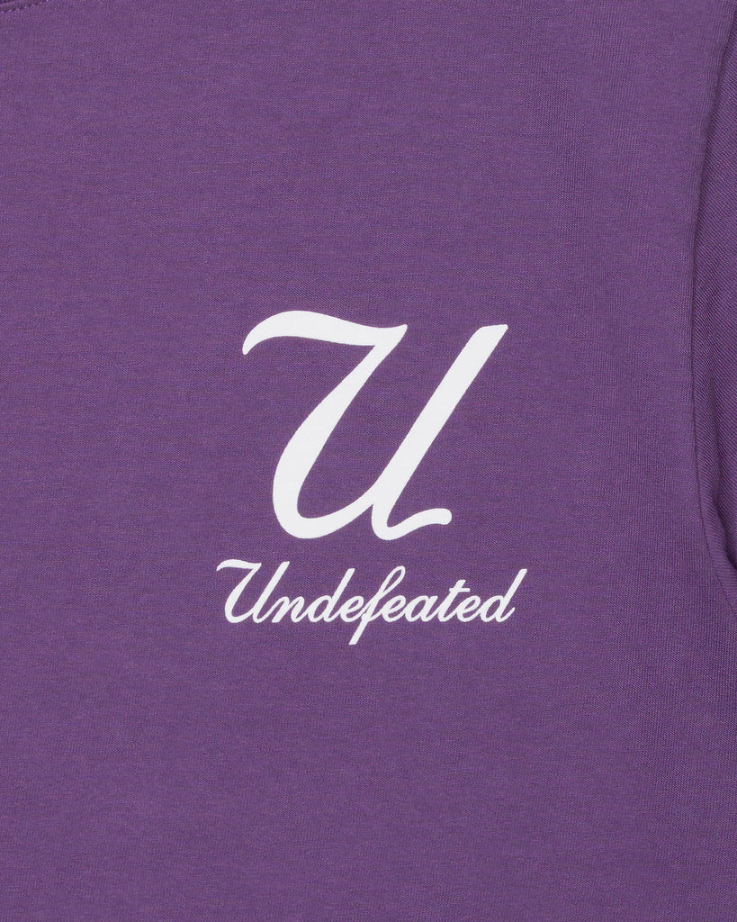 SU26 UNDEFEATED SCRIPT S/S TEE - PURPLE