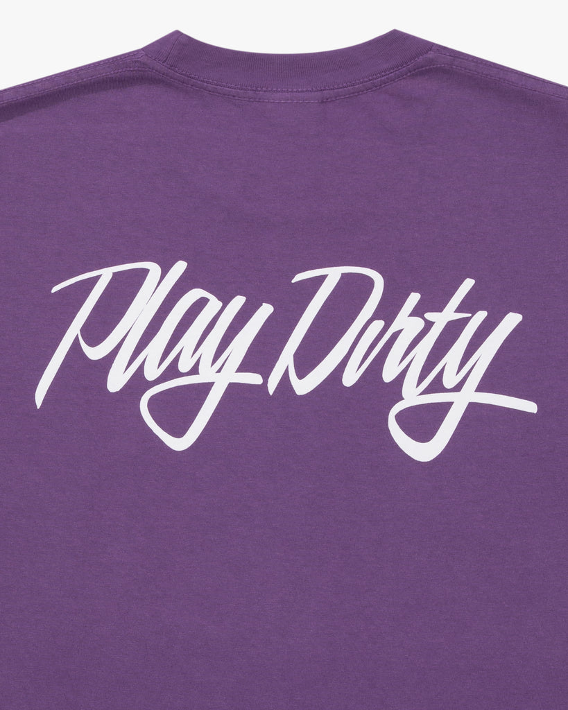SU26 UNDEFEATED SCRIPT S/S TEE - PURPLE