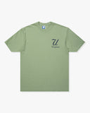 SU26 UNDEFEATED SCRIPT S/S TEE - SAGE