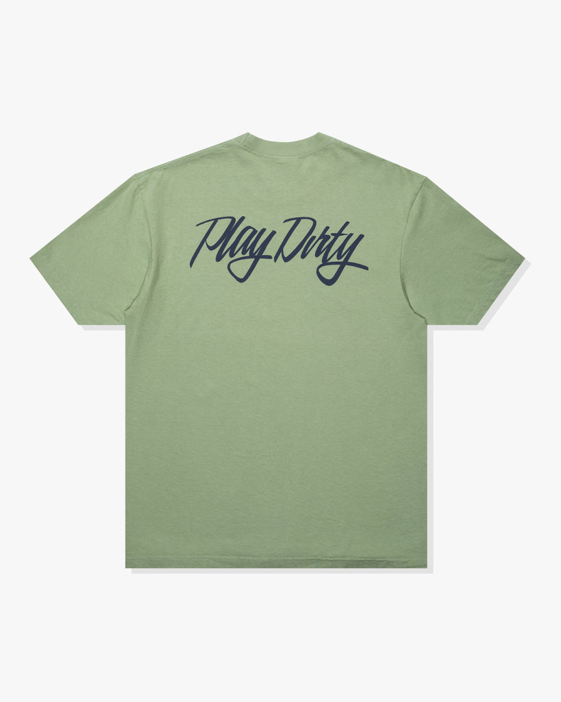 SU26 UNDEFEATED SCRIPT S/S TEE - SAGE