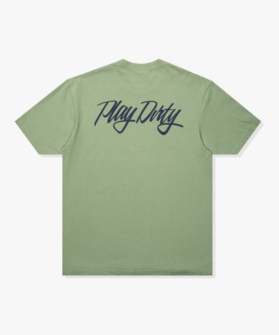 SU26 UNDEFEATED SCRIPT S/S TEE - SAGE