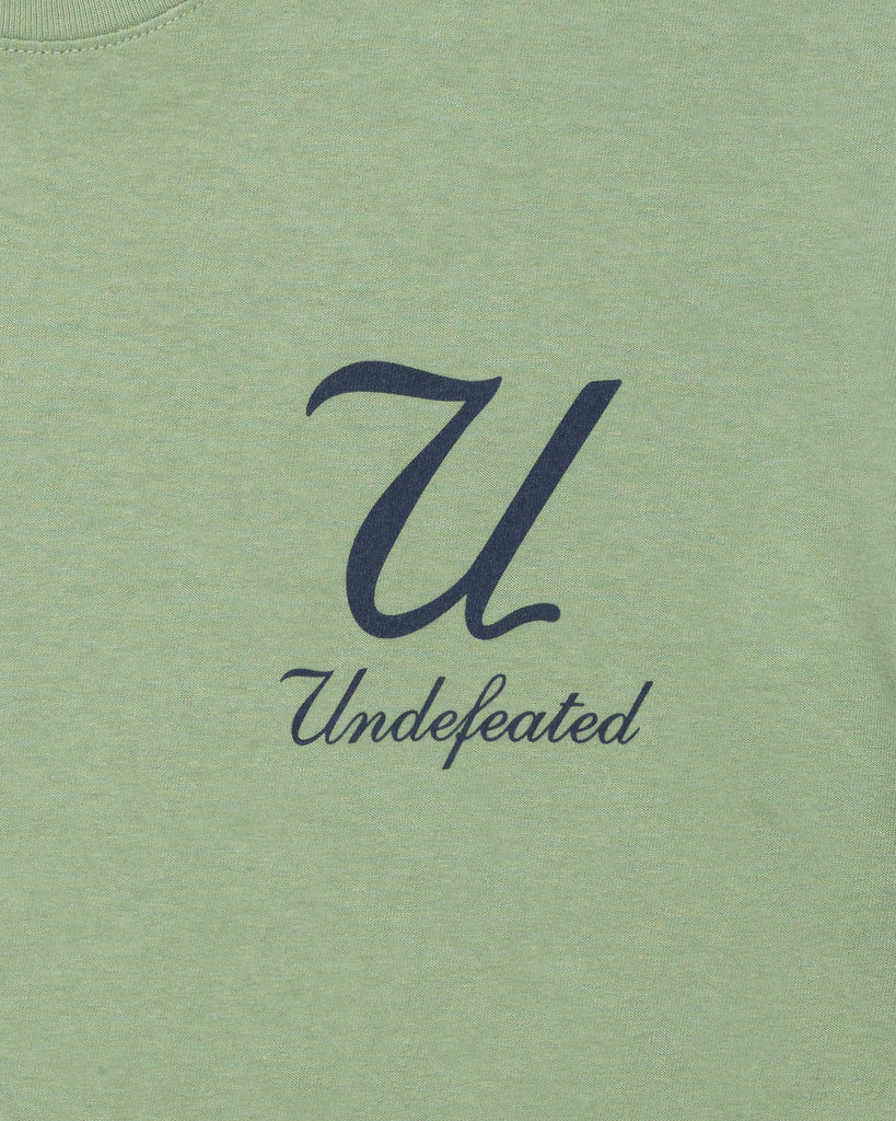 SU26 UNDEFEATED SCRIPT S/S TEE - SAGE