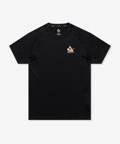 UACTP X NIKE NRG DF SLIM SS TOP - BLACK