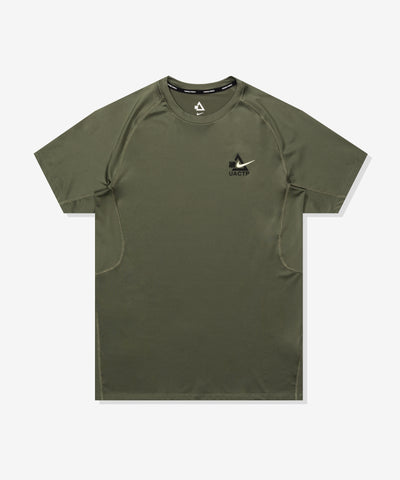 UACTP X NIKE NRG DF SLIM SS TOP - MEDIUM OLIVE