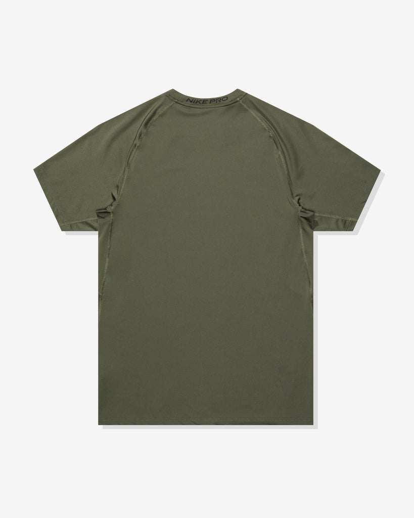 UACTP X NIKE NRG DF SLIM SS TOP - MEDIUM OLIVE