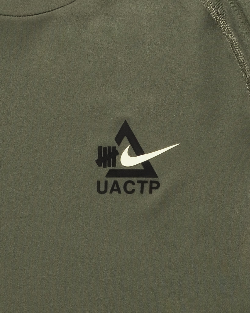 UACTP X NIKE NRG DF SLIM SS TOP - MEDIUM OLIVE