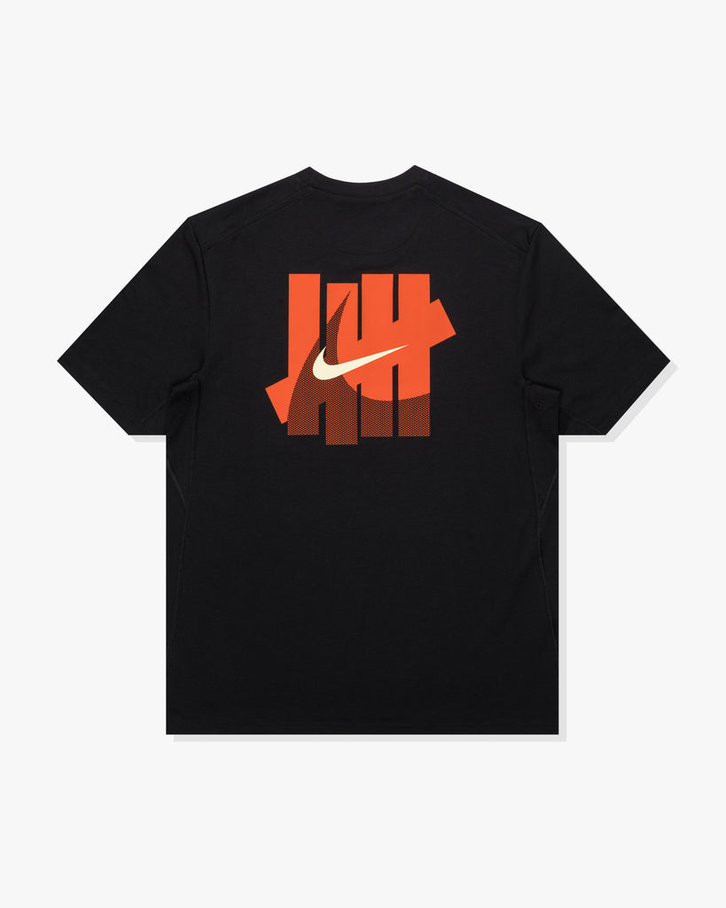 UACTP X NIKE NRG PRIMARY SS TOP - BLACK