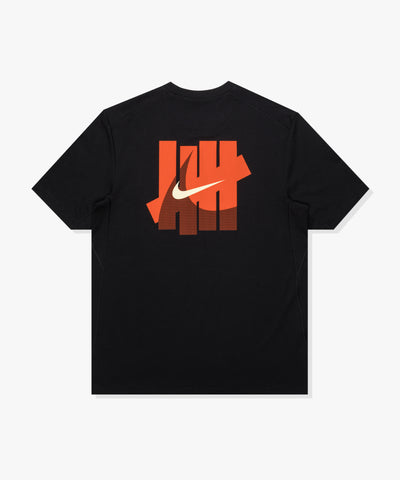 UACTP X NIKE NRG PRIMARY SS TOP - BLACK