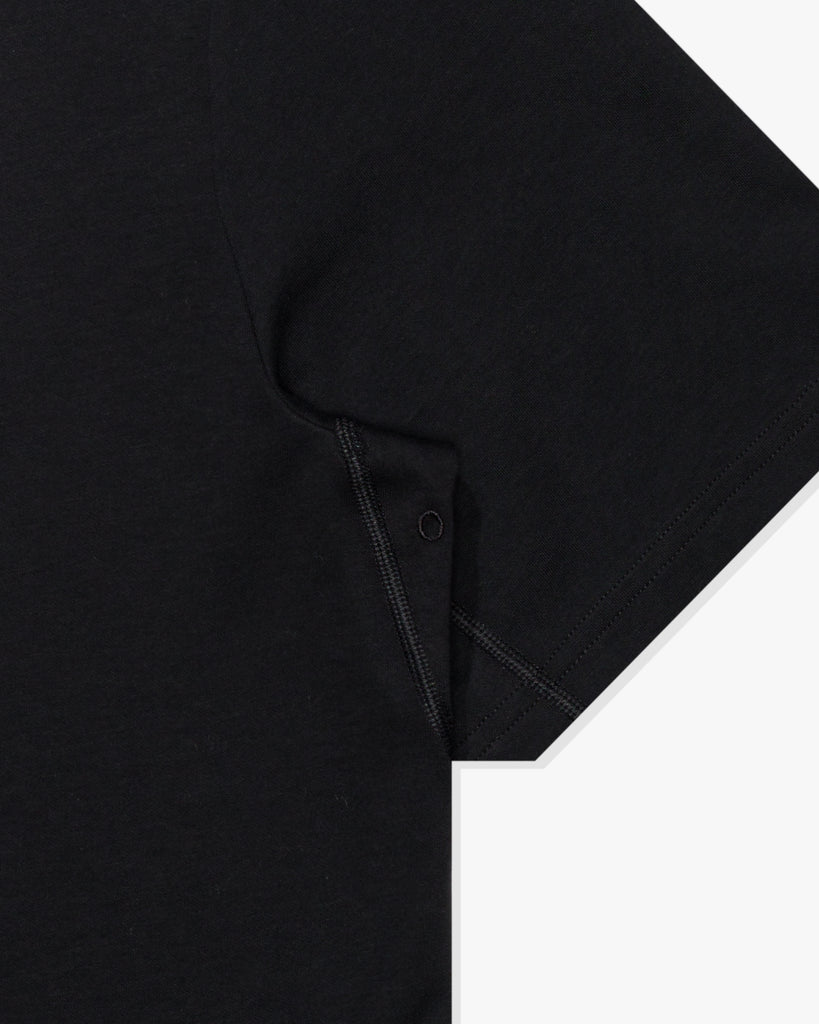 UACTP X NIKE NRG PRIMARY SS TOP - BLACK
