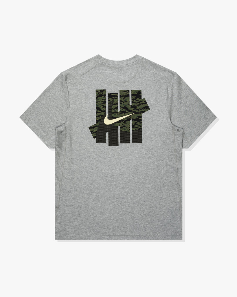 UACTP X NIKE NRG PRIMARY SS TOP - GREY HEATHER