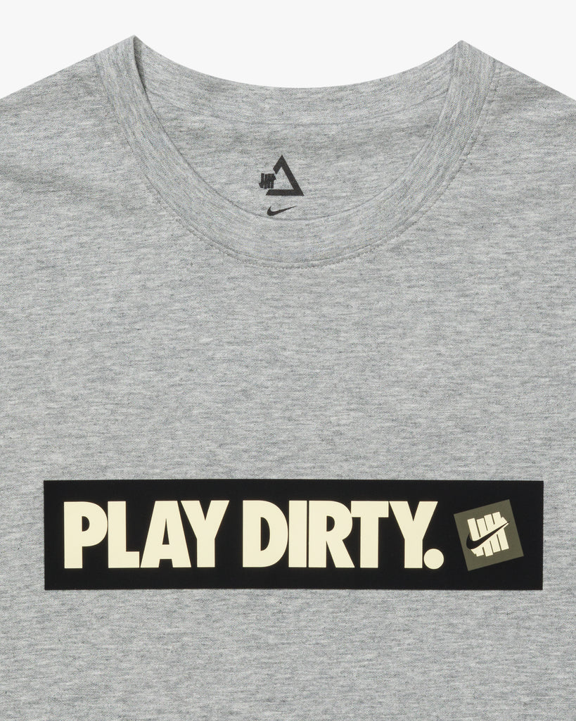 UACTP X NIKE NRG PRIMARY SS TOP - GREY HEATHER