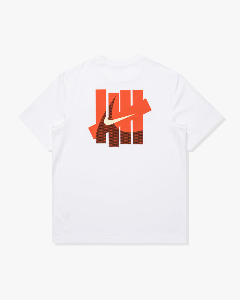 UACTP X NIKE NRG PRIMARY SS TOP - WHITE