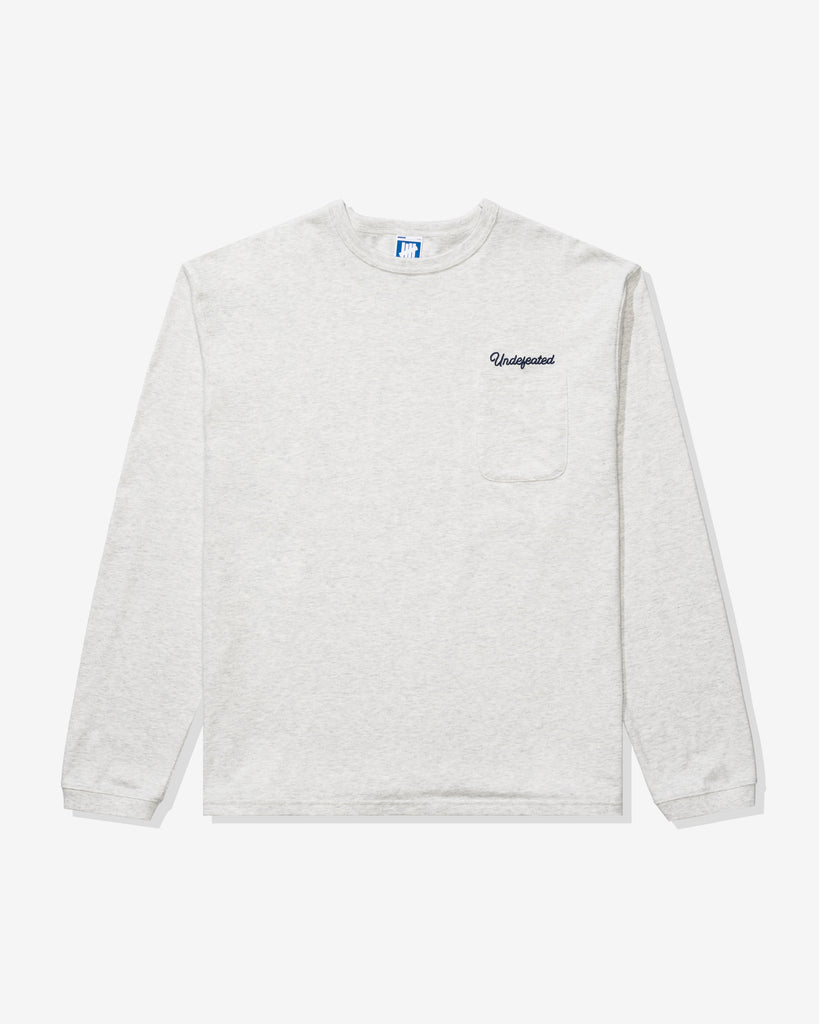 UNDEFEATED SCRIPT L/S POCKET TEE ASH