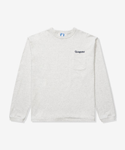 UNDEFEATED SCRIPT L/S POCKET TEE ASH