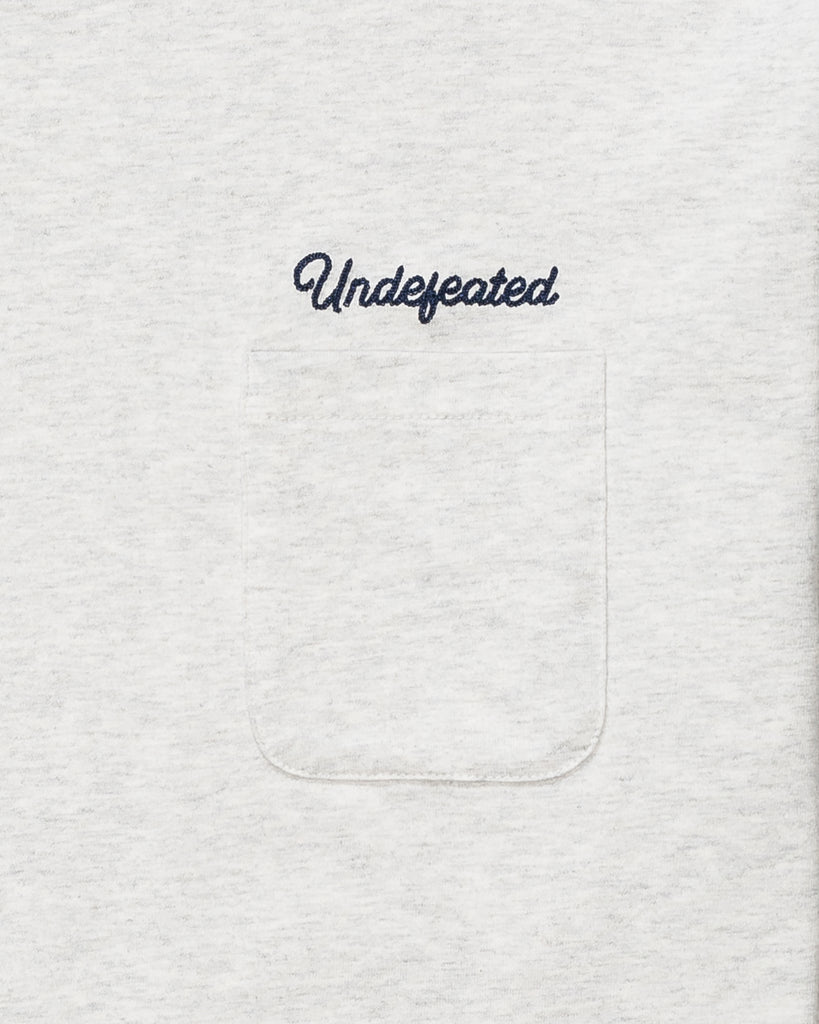 UNDEFEATED SCRIPT L/S POCKET TEE ASH