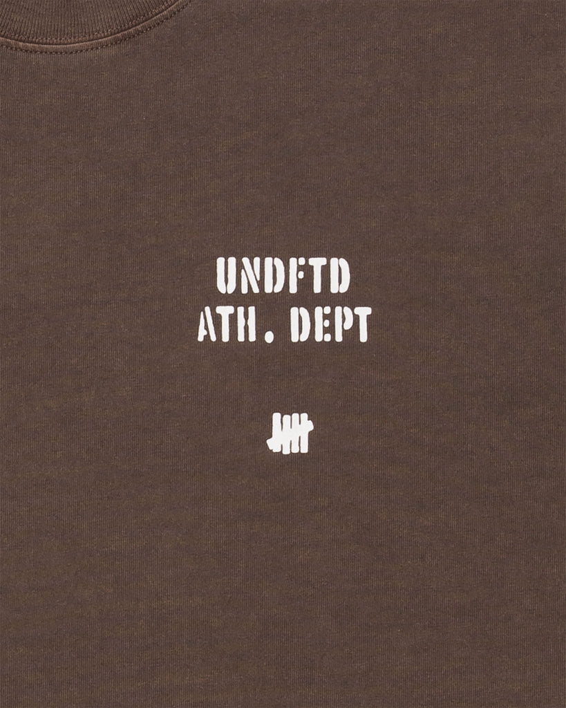 UNDEFEATED STENCIL S/S TEE BROWN