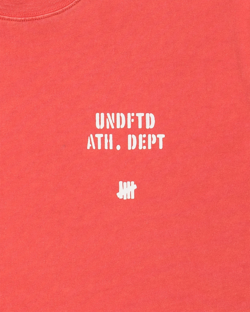 UNDEFEATED STENCIL S/S TEE SCARLET