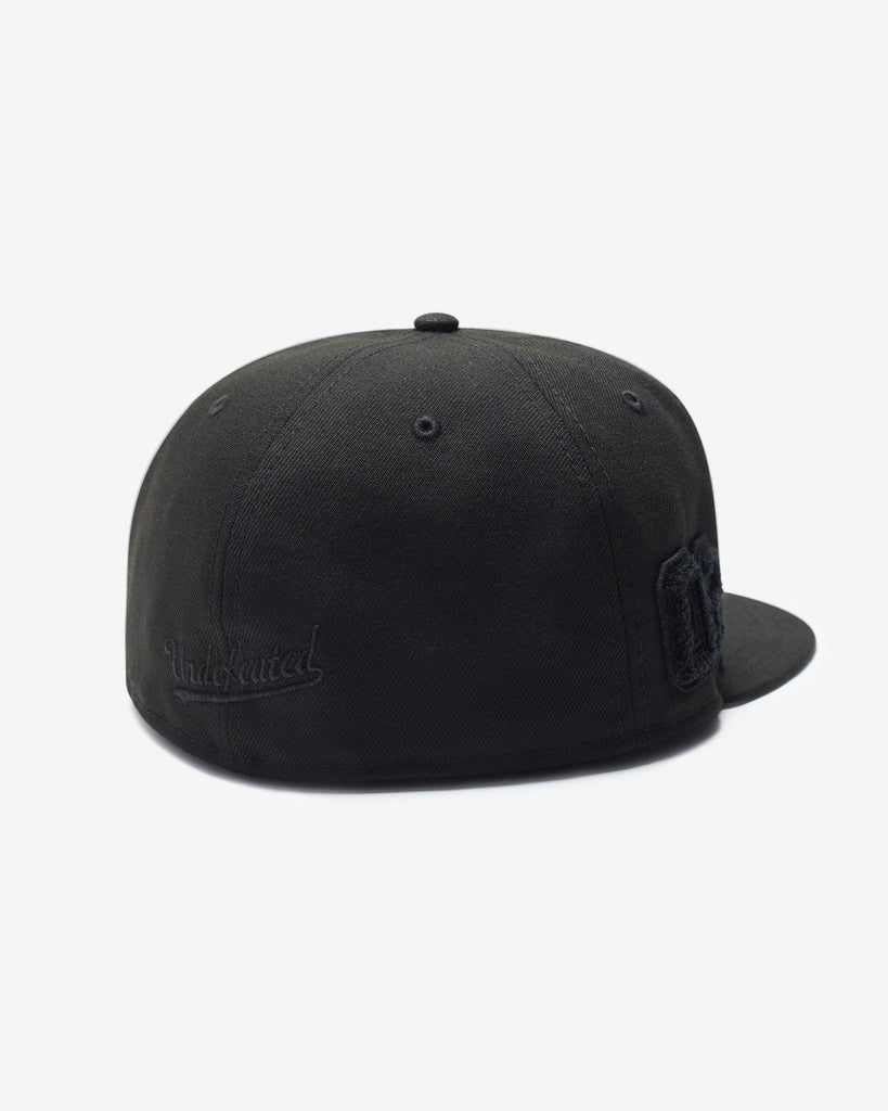 UNDEFEATED X NE MONOCHROME ICON FITTED - BLACK