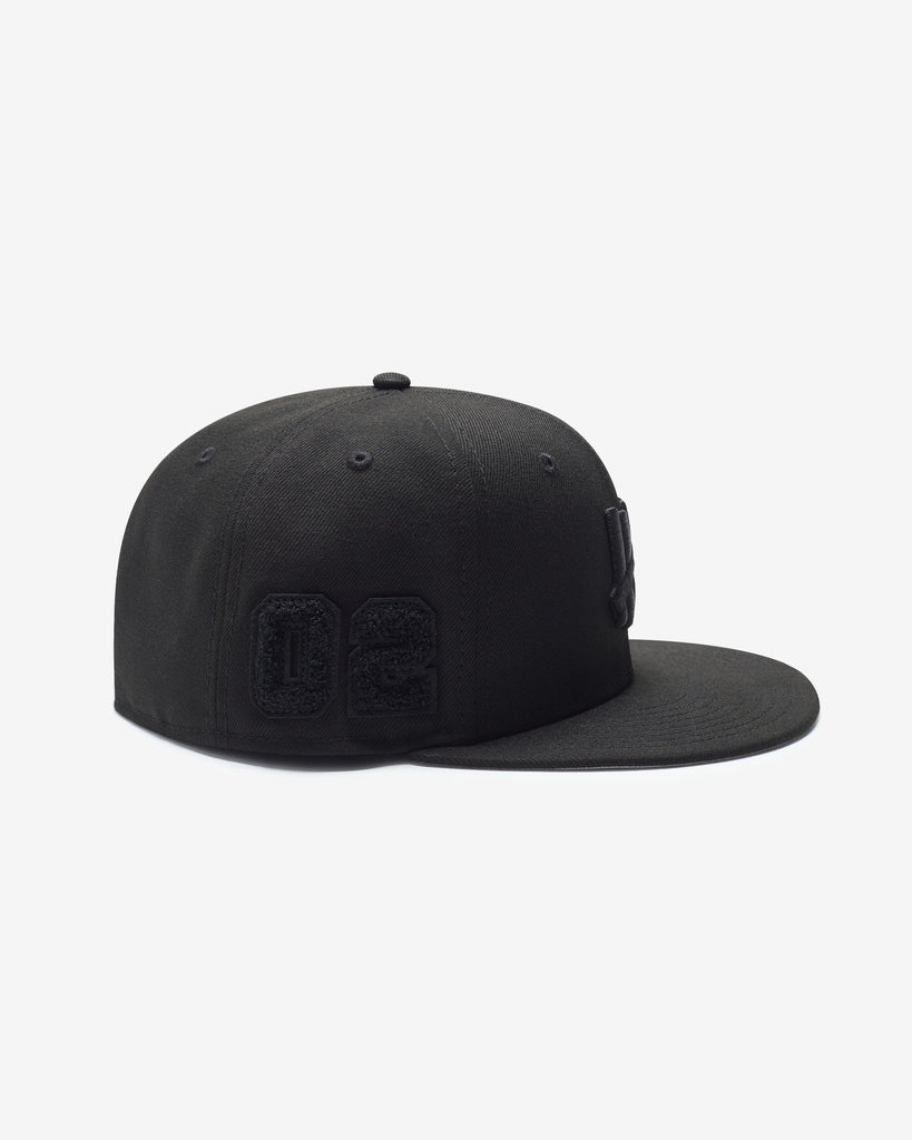 UNDEFEATED X NE MONOCHROME ICON FITTED - BLACK