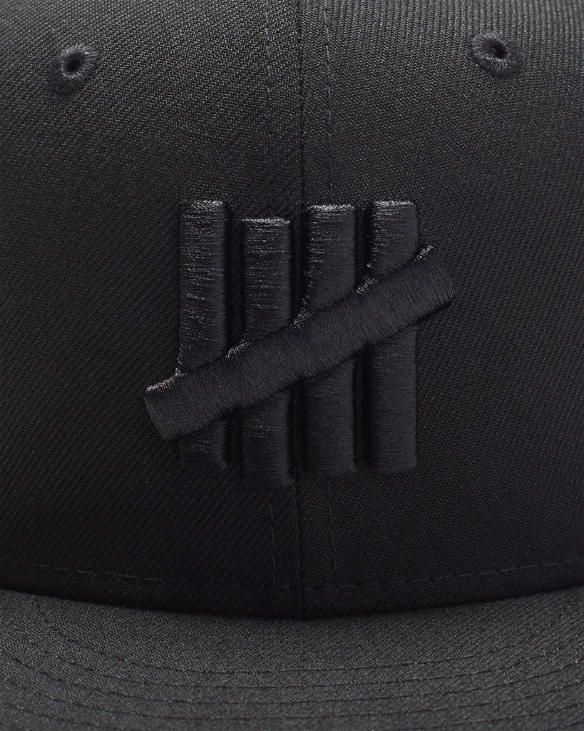 UNDEFEATED X NE MONOCHROME ICON FITTED - BLACK