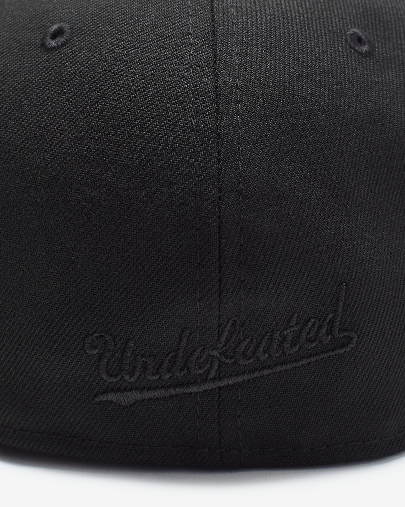 UNDEFEATED X NE MONOCHROME ICON FITTED - BLACK