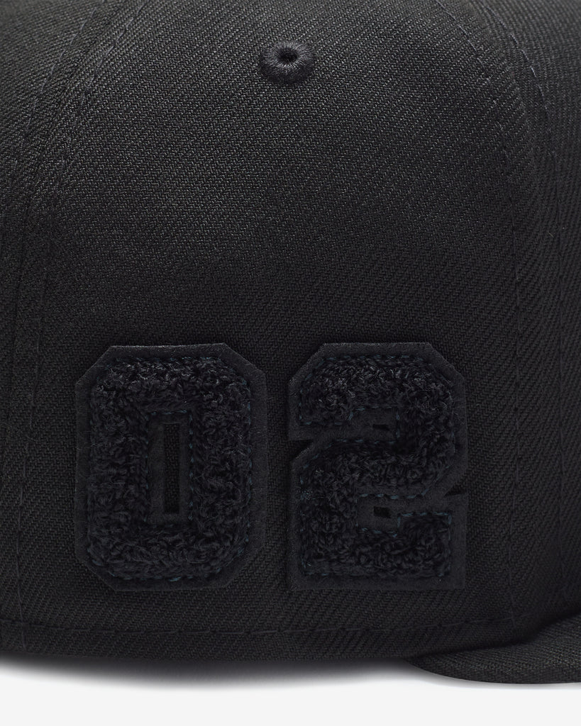 UNDEFEATED X NE MONOCHROME ICON FITTED - BLACK
