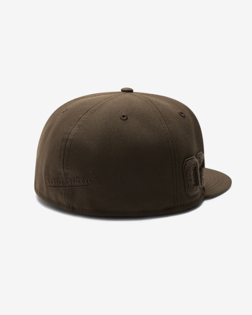 UNDEFEATED X NE MONOCHROME ICON FITTED - BROWN