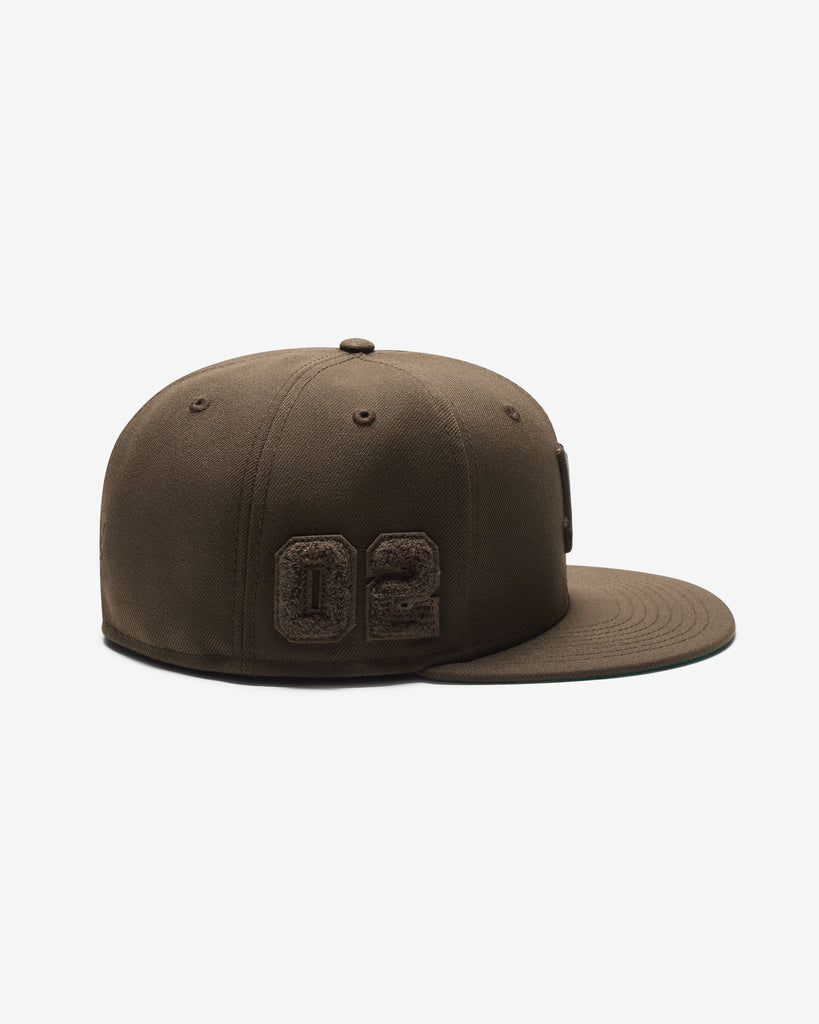 UNDEFEATED X NE MONOCHROME ICON FITTED - BROWN