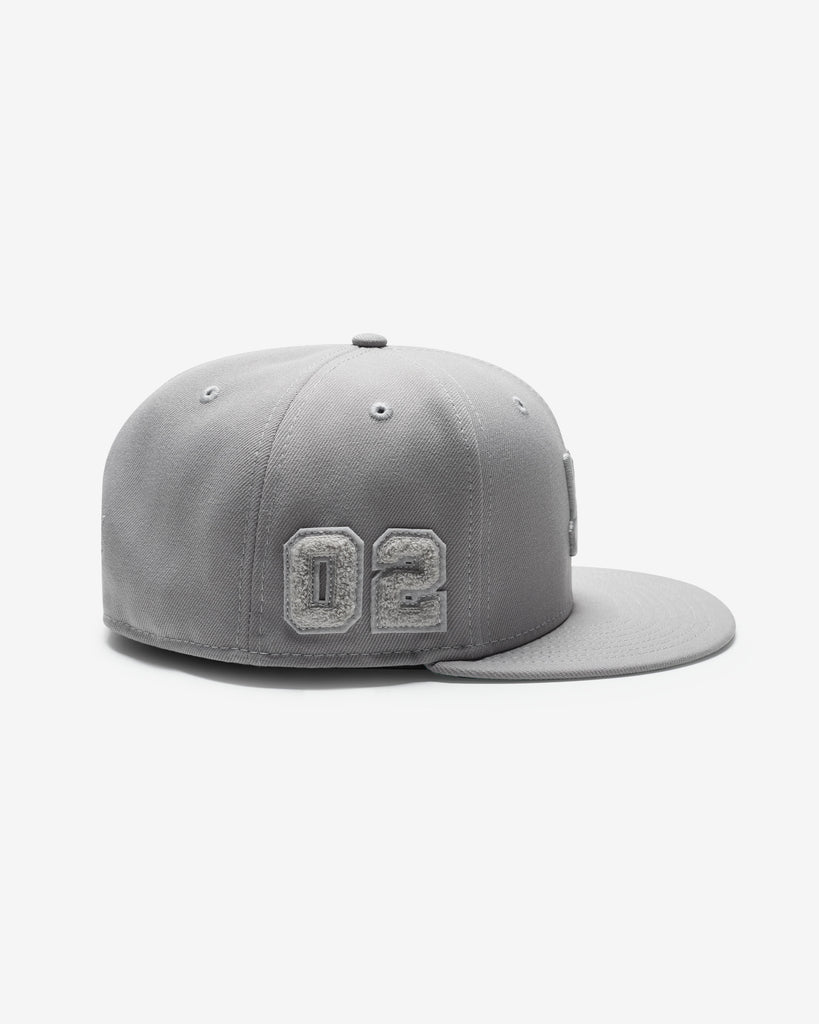 UNDEFEATED X NE MONOCHROME ICON FITTED - MEDIUM-GREY