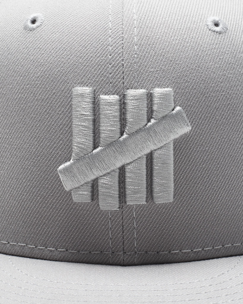 UNDEFEATED X NE MONOCHROME ICON FITTED - MEDIUM-GREY