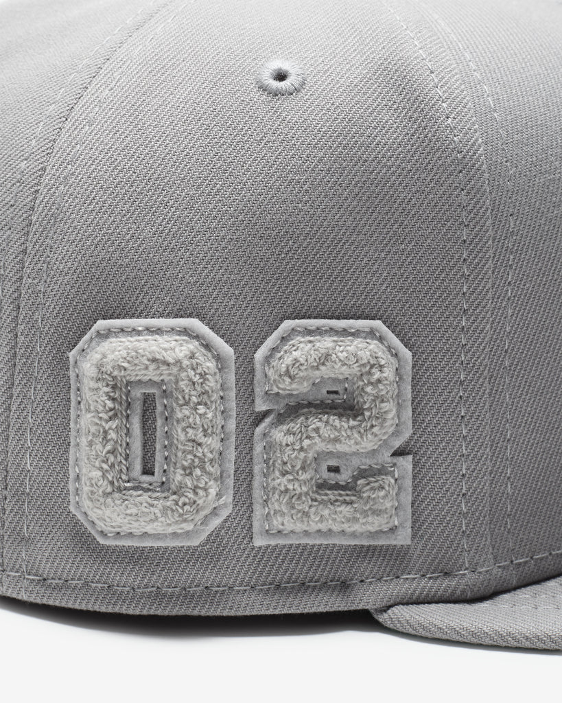 UNDEFEATED X NE MONOCHROME ICON FITTED - MEDIUM-GREY